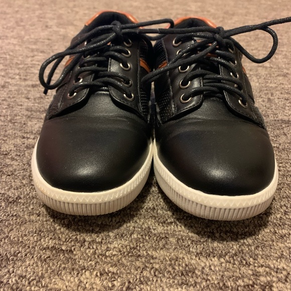 BOYS SIZE 1 CASUAL SHOES - Picture 4 of 7
